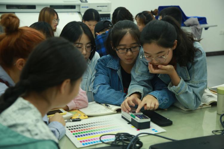 本专业毕业生主要就职于文化产品行业,广告设计制作公司